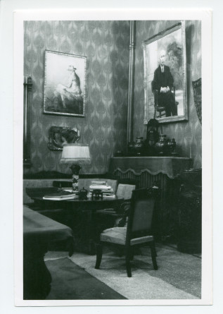 Photographie d'un coin du hall de Riond-Bosson avec, au mur, «Le pêcheur» de Leon Jan Wyczólkowski (1852-1936) et un portrait du colonel House